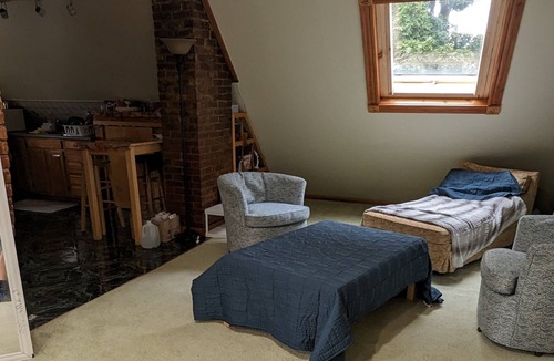 Hyde Square Apartment | Private Studio on top floor!