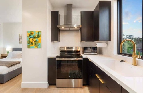 South Park Apartment | Private Studio - Stylish, Cozy & Central