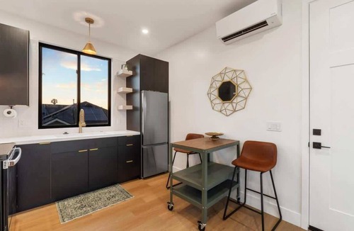 South Park Apartment | Private Studio - Stylish, Cozy & Central