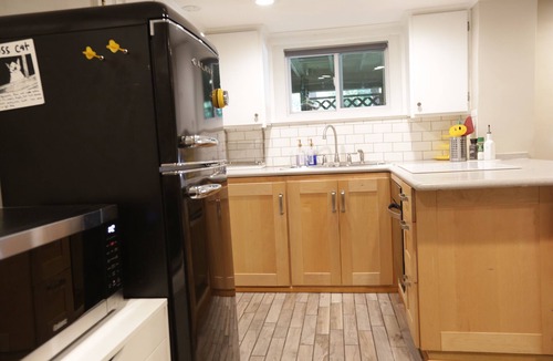 Candler Park Apartment | Private Suite in Little Five Points – Walkable, Hot Tub, Kitchen, Parking