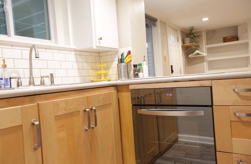 Candler Park Apartment | Private Suite in Little Five Points – Walkable, Hot Tub, Kitchen, Parking
