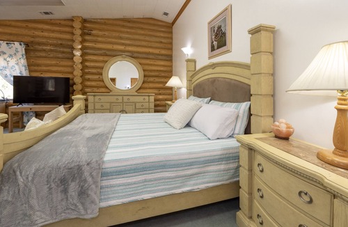 Hot Springs Cabin | Private Suite in Rustic Cabin - Room 230