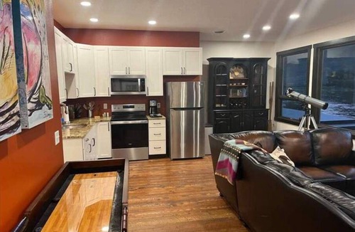 Cascade Apartment | Private Suite on the Missouri River