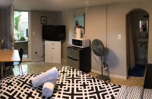 East Side House | Private Suite Sleeps 2 Near Emory