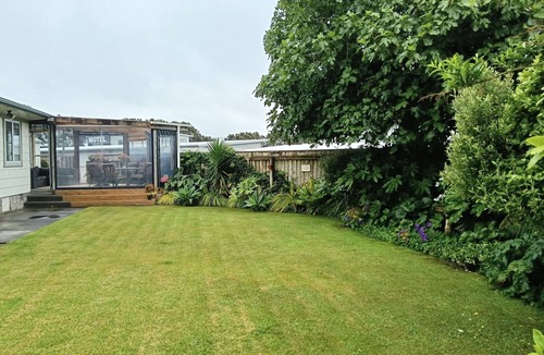 New Plymouth House | Private sunny home, easy walk to Pukekura Park, city and walkways