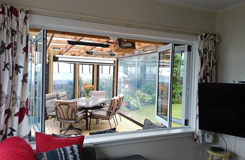 New Plymouth House | Private sunny home, easy walk to Pukekura Park, city and walkways