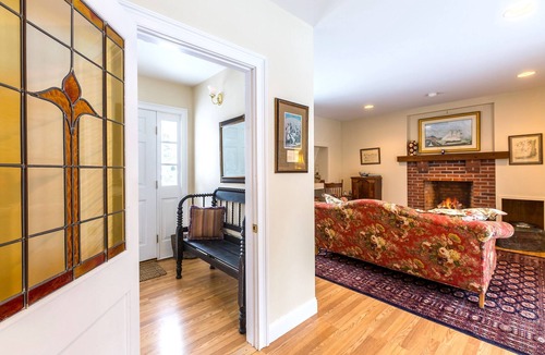 Londonderry House | Private Tavern, Hot Tub, 8-Fireplaces, Spa Baths, Fire Pit, Baths Ensuite - Shop or Ski!