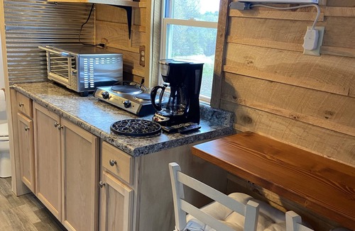 French Lick Cabin | Private TINY CABIN! Full Bath - Queen Bed - 5 STAR Clean! By Patoka Lake!