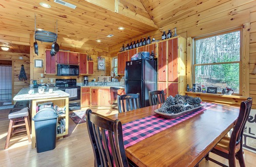 Murphy Cabin | Private Trail & Large Porch! 2-Acre Murphy Retreat