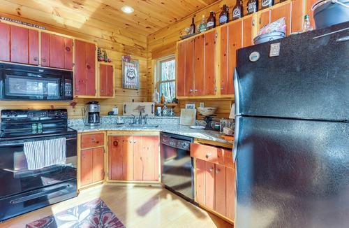 Murphy Cabin | Private Trail & Large Porch! 2-Acre Murphy Retreat