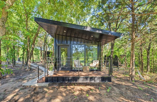 Alvord RV Rental | Private Treehouse Retreat | Sleeps 8 + Pickleball