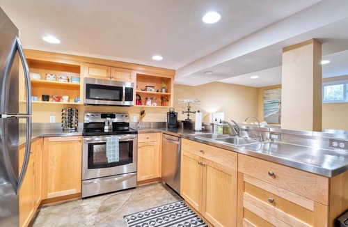 Goose Hollow House | Private Underground Getaway - 92 WalkScore