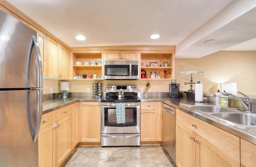 Goose Hollow House | Private Underground Getaway - 92 WalkScore