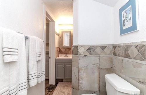 Mid-Beacon Hill House | Private Upper Unit of Duplex. Walk's Paradise. Good Transit