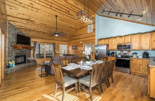 Eagle Mountain House | Private Views/Decks/1 Mile from Gate/8 Mins to Wineries/Hot Tub