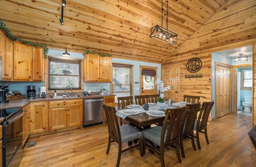 Eagle Mountain House | Private Views/Decks/1 Mile from Gate/8 Mins to Wineries/Hot Tub
