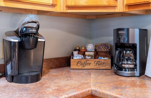 Eagle Mountain House | Private Views/Decks/1 Mile from Gate/8 Mins to Wineries/Hot Tub