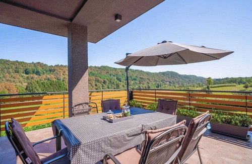 Bosiljevo House | Private Villa with private pool, WIFI, hot tub, A/C, TV, terrace, pets allowed, panoramic view