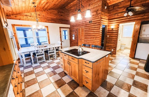 Lac du Bonnet Cabin | Private Waterfront Cabin with Hot Tub & Swim/Boat Dock