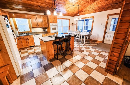 Lac du Bonnet Cabin | Private Waterfront Cabin with Hot Tub & Swim/Boat Dock