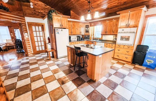 Lac du Bonnet Cabin | Private Waterfront Cabin with Hot Tub & Swim/Boat Dock