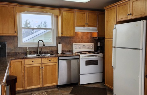 Cap-Pele Cottage | Private waterfront cottage with beautiful ocean views