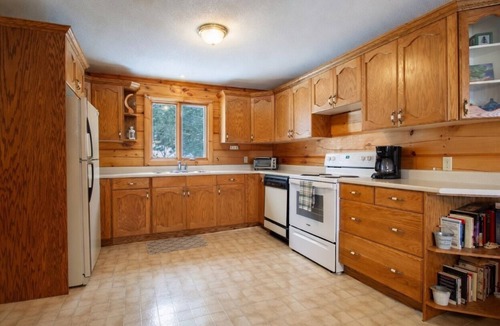 L'Amable Cottage | Private Waterfront Cottage on Clear Warm Lake | 4-Season + Fire Pit