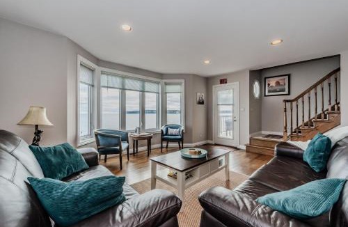 Lion's Head House | Private Waterfront Escape