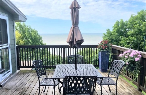 Leamington Cottage | Private Waterfront Loft - an amazing lake view