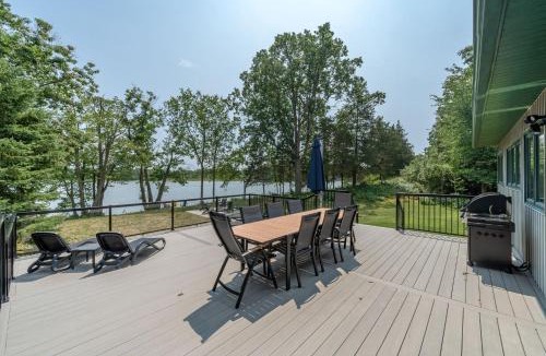 Lyndhurst House | Private waterfront nature escape