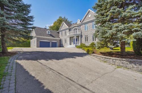 Laval Villa | Private Waterfront Villa 9 BR Peaceful