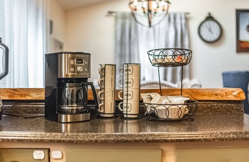 Woodland Park Cabin | Private Wi-Fi>HotTub>Fenced Yard>Cozy Retreat