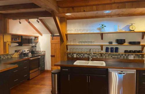 Town of Conesville House | Private Woodland Retreat with Cedar Hot Tub & Mt View