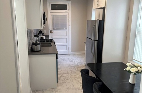 Irving Park East Apartment | Private Workspace Sleeps4 Modern Stylish Stay