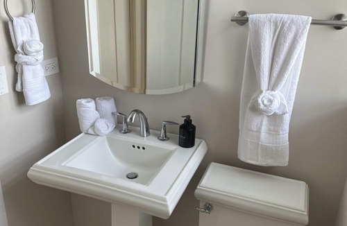 Irving Park East Apartment | Private Workspace Sleeps4 Modern Stylish Stay