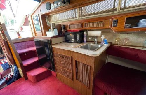 Catskill Boat Rental | Private Yacht on Catskill Creek