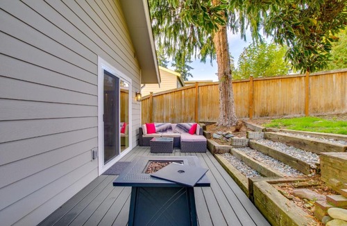 North Rose Hill House | Private Yard and Fire Pit! Modern Kirkland Abode