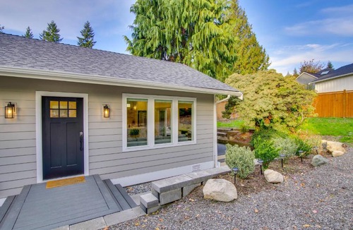 North Rose Hill House | Private Yard and Fire Pit! Modern Kirkland Abode
