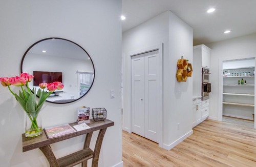 North Rose Hill House | Private Yard and Fire Pit! Modern Kirkland Abode