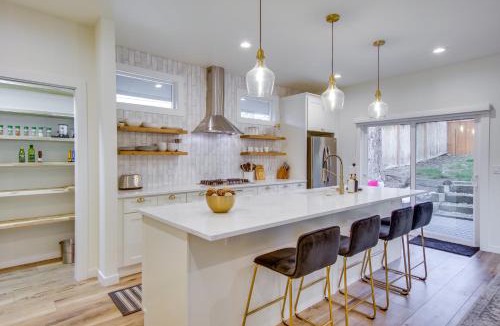 North Rose Hill House | Private Yard and Fire Pit! Modern Kirkland Abode