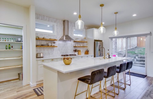 North Rose Hill House | Private Yard & Fire Pit! Modern Kirkland Abode