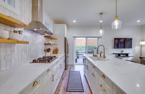 North Rose Hill House | Private Yard & Fire Pit! Modern Kirkland Abode