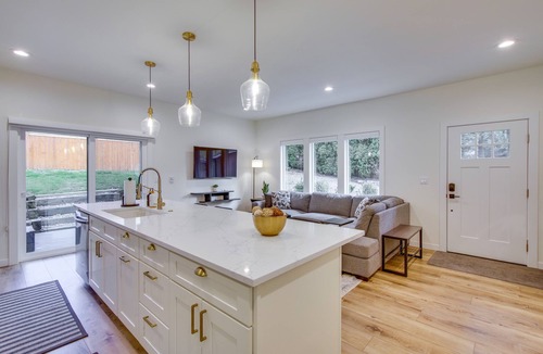 North Rose Hill House | Private Yard & Fire Pit! Modern Kirkland Abode