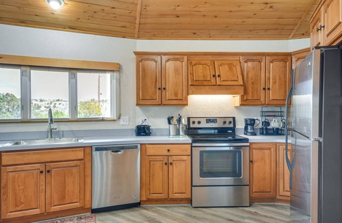 Palisades House | Private Yard & Fishing Dock: ‘Canyon Rim Retreat’