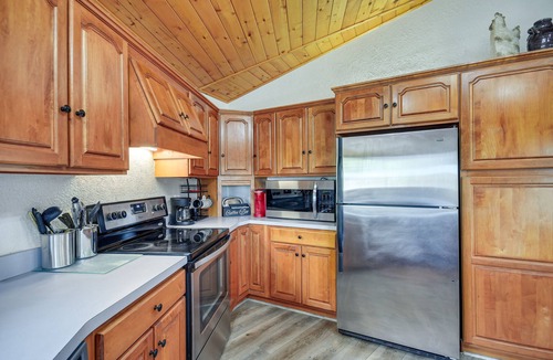 Palisades House | Private Yard & Fishing Dock: ‘Canyon Rim Retreat’