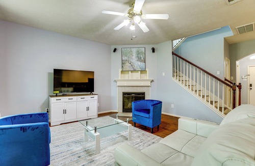Richmond House | Private Yard & Furnished Patio! Rosenberg Retreat