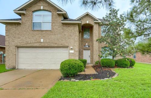 Richmond House | Private Yard & Furnished Patio! Rosenberg Retreat