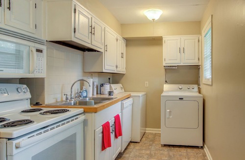 Ellendale House | Private Yard! Pet-Friendly Memphis Adventure Hub