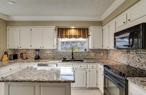 Fort Worth House | Private Yard & Pool: 3,200-Sq-Ft Gem in Fort Worth