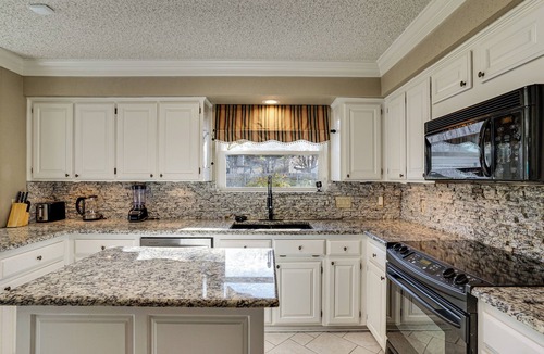 Fort Worth House | Private Yard & Pool: 3,200-Sq-Ft Gem in Fort Worth